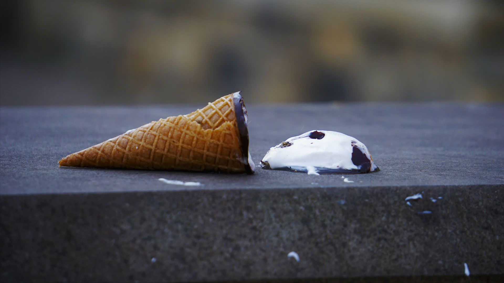 ice creme waffle dropped ground